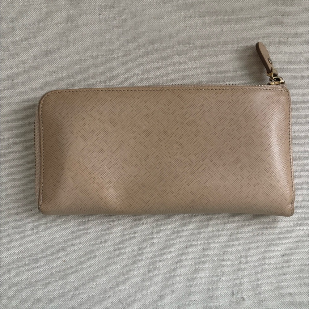 Salvatore Ferragamo Beige Wallet with Brown Bow and Gold Hardware - Picture 2 of 4
